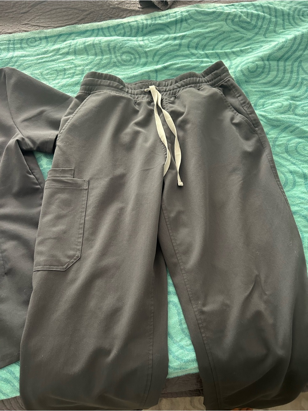32 Degrees Women's Grey V-Neck Short Sleeve Scrub Top and cargo pants set